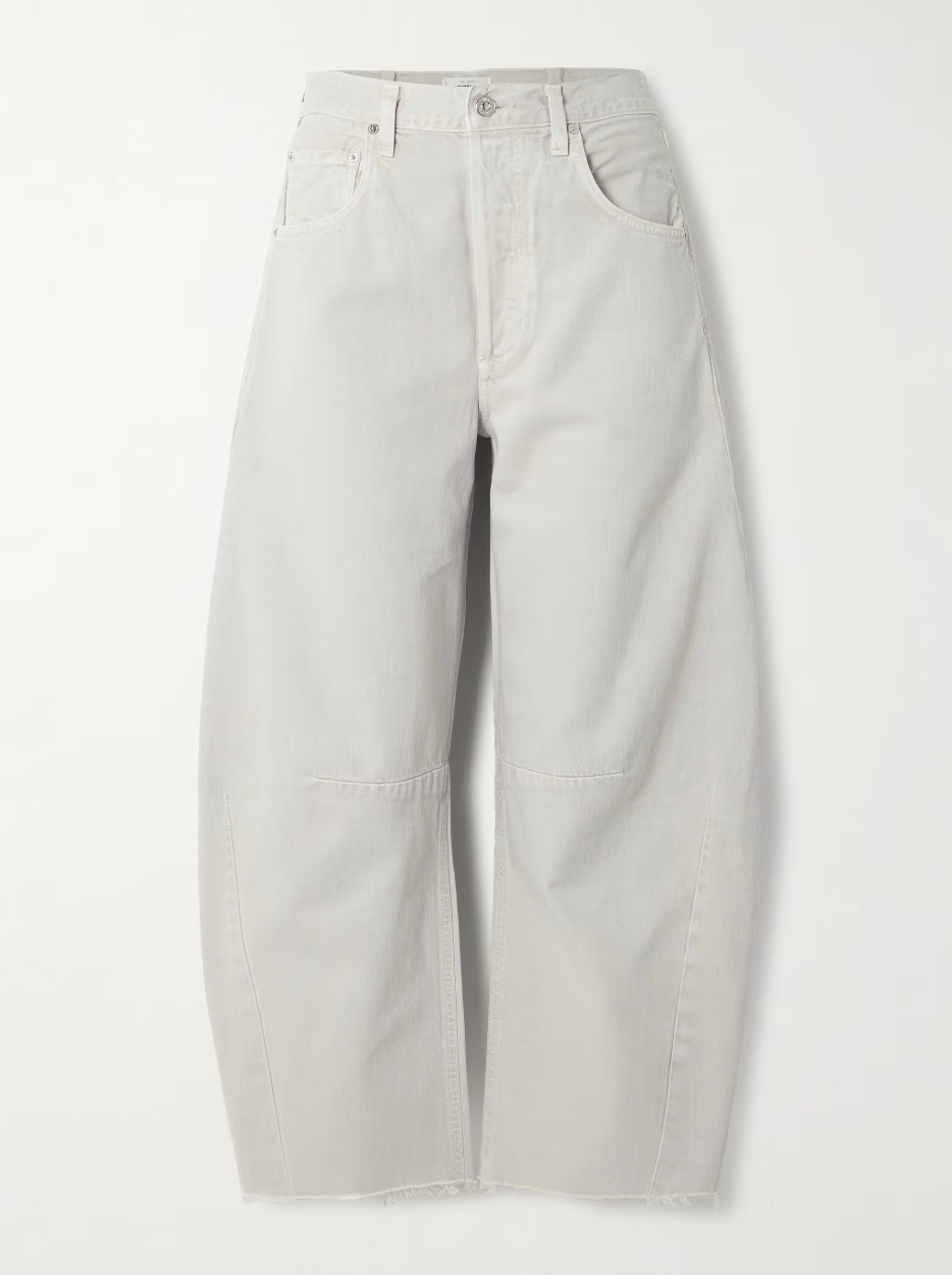 серые джинсы